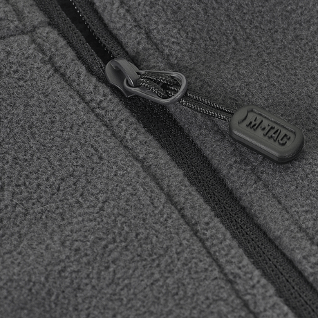 Nærbillede af grå lynlås på M-Tac Delta Polartec Fleecejakke, lavet af Polartec® Micro Series-fleece, der fremhæver jakken's kvalitet.
