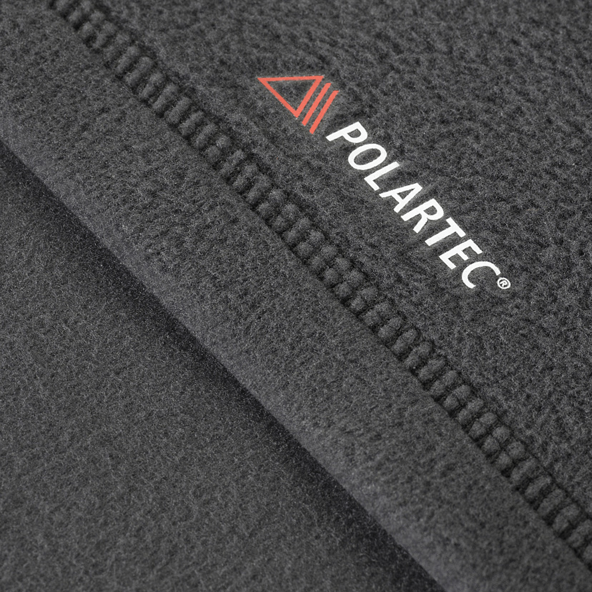 Nærbillede af M-Tac Delta Polartec Fleecejakke med Polartec® Micro Series-fleece materiale, kendt for styrke og varmeisolering.