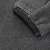 Nærbillede af M-Tac Delta Polartec Fleecejakke stofdetaljer i grå med fokus på tekstur og kanter.