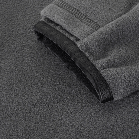 Nærbillede af M-Tac Delta Polartec Fleecejakke stofdetaljer i grå med fokus på tekstur og kanter.