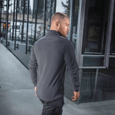 M-Tac Delta Polartec Fleecejakke i grå, set bagfra på en mand i urbane omgivelser. Stilren fleecejakke med Polartec® Micro Series.