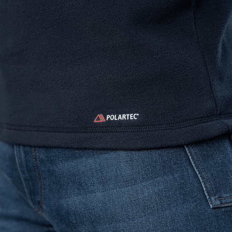 Nærbillede af M-Tac Delta Polartec Fleecejakke fremstillet af Polartec® Micro Series-fleece med diskret Polartec-logo på sømmen.