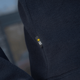 Nærbillede af M-Tac Delta Polartec Fleecejakke i mørkeblå, fokuseret på mærkeetiketten.