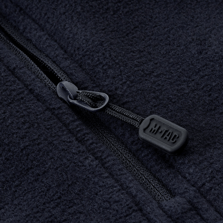 Detaljeret billede af lynlås på M-Tac Delta Polartec Fleecejakke fremstillet af slidstærk Polartec® Micro Series-fleece materiale.