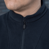 Nærbillede af M-Tac Delta Polartec Fleecejakke, der viser den bløde fleece og halv lynlås, ideel til kolde dage.