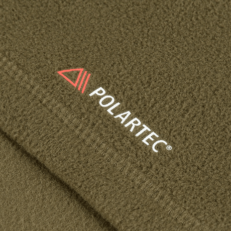 Nærbillede af M-Tac Delta Polartec Fleecejakke med Polartec® logo, fremhæver fleeceens struktur og kvalitet.