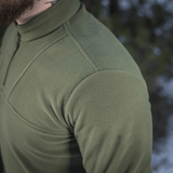 M-Tac Delta Polartec Fleecejakke i grøn med halv lynlås, ideel til kolde dage og lavet af slidstærk, åndbar Polartec® Micro Series-fleece.
