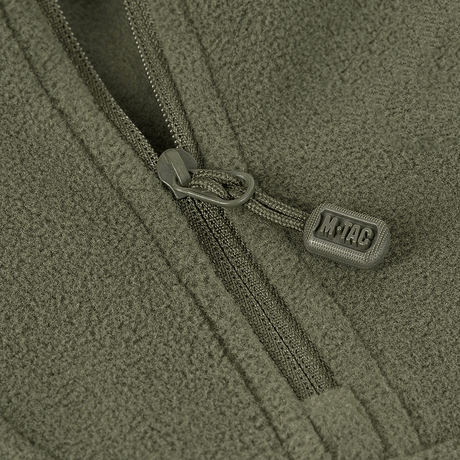 Nærbillede af lynlåsen på en M-Tac Delta Polartec Fleecejakke i olivengrøn farve, der viser dens kvalitetsdetaljer.
