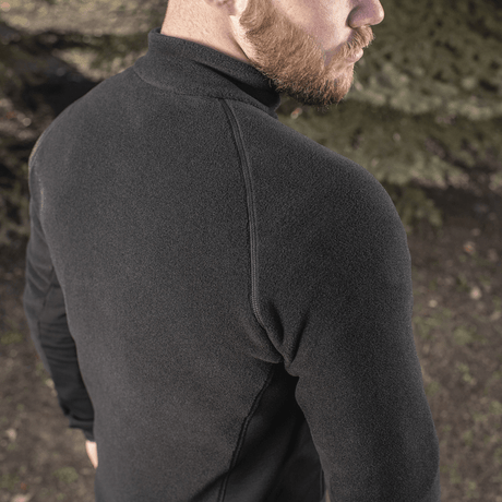 M-Tac Polartec Sport Fleecejakke set bagfra, viser materialets tekstur og pasform, ideel til overgangs- og koldt vejr.