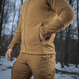 M-Tac Polartec Sport Fleecejakke i brug i vinterligt skovmiljø, fremstillet af premium Polartec® 200 Series fleece for varme og holdbarhed.