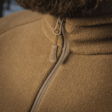 M-Tac Polartec Sport Fleecejakke viser lynlåsdetalje i nærbillede udendørs