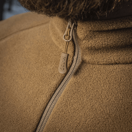 M-Tac Polartec Sport Fleecejakke viser lynlåsdetalje i nærbillede udendørs