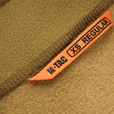 Nærbillede af M-Tac Polartec Sport Fleecejakke med etikette "XS Regular"