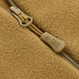 Nærbillede af lynlåsdetalje på M-Tac Polartec Sport Fleecejakke, fremstillet af Polartec 200 Series fleece for optimal isolering og komfort.