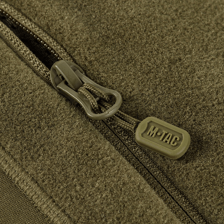 M-Tac Polartec Sport Fleecejakke lynlåslukning i tæt detaljevisning, fremhudende jakken's kvalitetsmateriale og præcision. Perfekt tillaget funktionalitet.