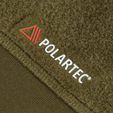 Nærbillede af M-Tac Polartec Sport Fleecejakke med Polartec-logo, fremstillet af premium Polartec® 200 Series fleece for komfort og isolering.