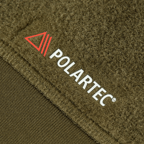 Nærbillede af M-Tac Polartec Sport Fleecejakke med Polartec-logo, fremstillet af premium Polartec® 200 Series fleece for komfort og isolering.