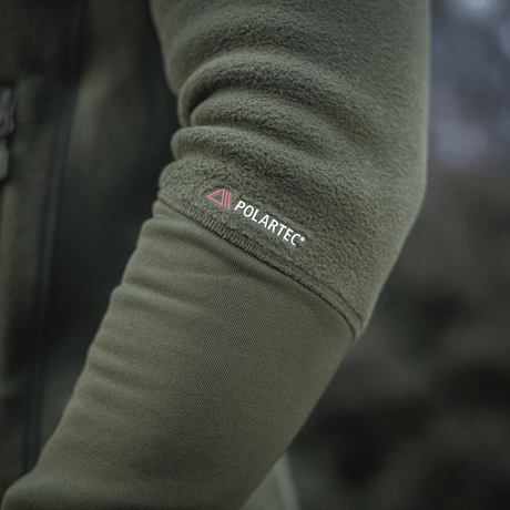 Nærbillede af M-Tac Polartec Sport Fleecejakke viser Polartec-logoet og fleece tekstur, der fremhæver jakken's komfort og funktionalitet.