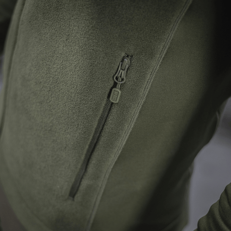 Nærbillede af M-Tac Polartec Sport Fleecejakke med lynlåsdetalje, fremstillet af premium Polartec® 200 Series fleece for optimal komfort og funktionalitet.