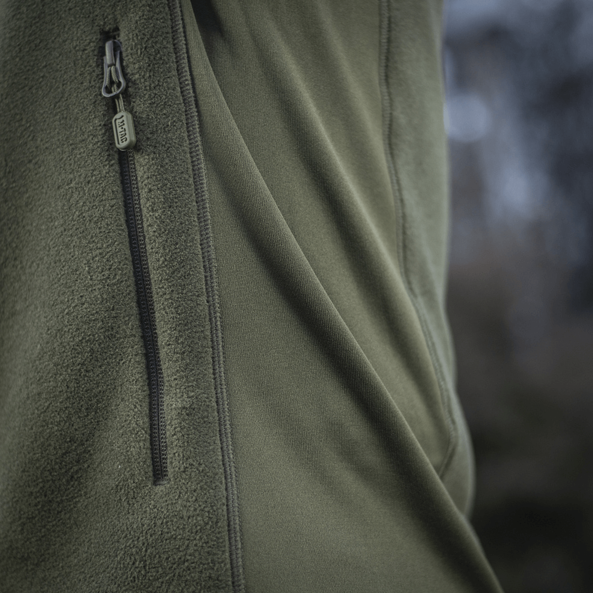 M-Tac Polartec Sport Fleecejakke i grøn med lynlåsdetalje, perfekt til overgangsperioder og koldt vejr.