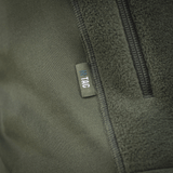 Nærbillede af M-Tac Polartec Sport Fleecejakke med fokus på tekstur og lynlåsdetaljer i olivengrøn farve.