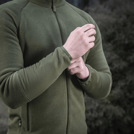 M-Tac Polartec Sport Fleecejakke i grønt viser detaljer og pasform, ideel til lag-på-lag-beklædning i overgangsperioder og koldt vejr.