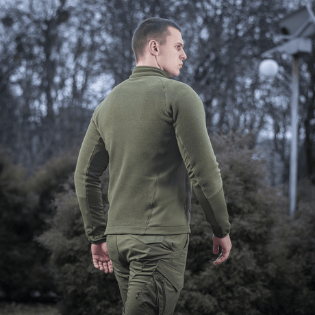 Mand iført M-Tac Polartec Sport Fleecejakke i naturmiljø.