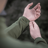 Nærbillede af en person iført M-Tac Polartec Sport Fleecejakke, der viser jakke ærmets design og materialekvalitet.