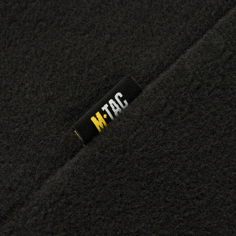 Nærbillede af M-Tac Delta Polartec Fleecejakke Dame med sort M-Tac logo på slidstærkt Polartec® Micro Series-fleece