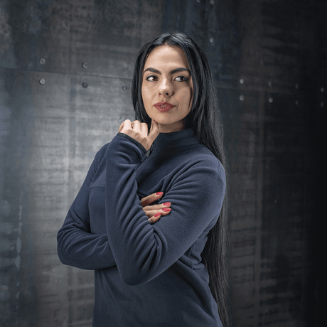 Kvinde iført M-Tac Delta Polartec Fleecejakke Dame i en elegant, funktionel stil for maksimal komfort og varme.