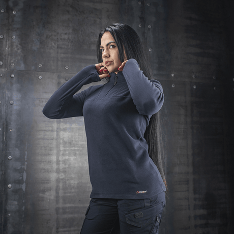 Kvinde iført M-Tac Delta Polartec Fleecejakke Dame i mørkeblåt, fremstillet af Polartec® Micro Series-fleece for komfort og varme.