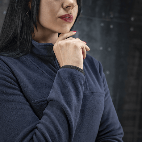 Kvindelig model iført M-Tac Delta Polartec Fleecejakke Dame i blå, designet til komfort og varme med Polartec® Micro Series-fleece.
