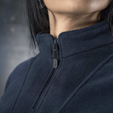 M-Tac Delta Polartec Fleecejakke Dame i mørkeblå, tæt på detalje af lynlås, ideel til varme og komfort på kolde dage.
