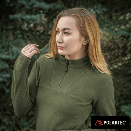 Kvinde iført M-Tac Delta Polartec Fleecejakke Dame i grøn, perfekt til kolde dage med varmeisolerende egenskaber fra Polartec®