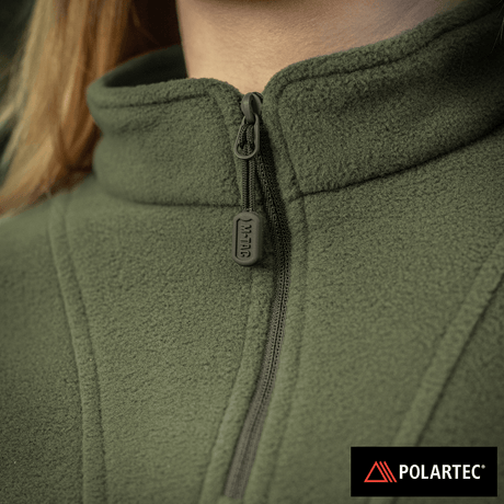 M-Tac Delta Polartec Fleecejakke Dame i olivengrøn farve med tæt kørestol og Polartec®-logo, ideel til kulde og komfort.