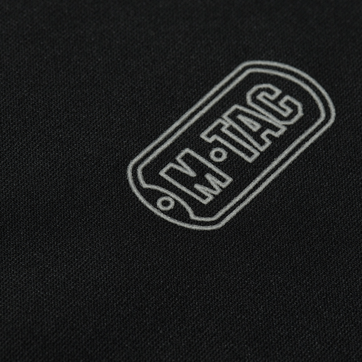 M-Tac Level I Polartec Thermal Shirt logo på sort baggrund, lavet af Power Dry® materiale for termoregulering og komfort.