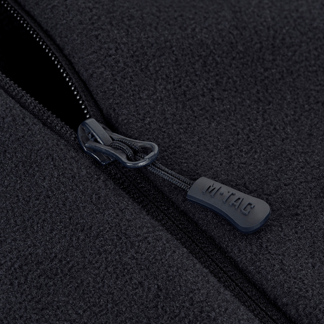 M-Tac Polartec Sport Hættetrøje lynlås detalje i avanceret Polartec®-materiale, fremragende til varmeisolering og åndbarhed.