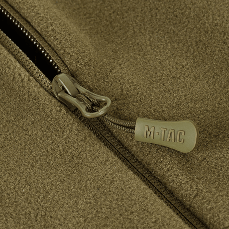 Nærbillede af lynlås på M-Tac Polartec Sport Hættetrøje, viser materialekvalitet og design.