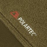 Nærbillede af M-Tac Polartec Sport Hættetrøje, viser Polartec®-logo for fremragende varmeisolering og åndbar komfort.
