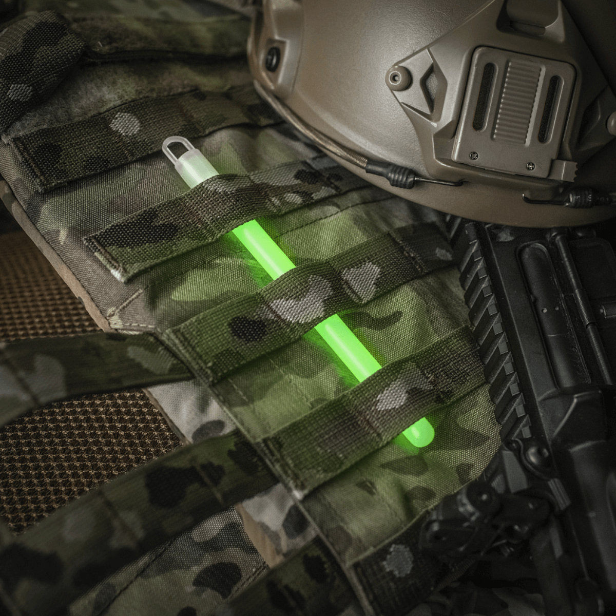 M-Tac Glow Stick 15 cm placeret på militærudstyr, ikke-giftig og alsidig lysstav til sikkerheds- og nødsituationer