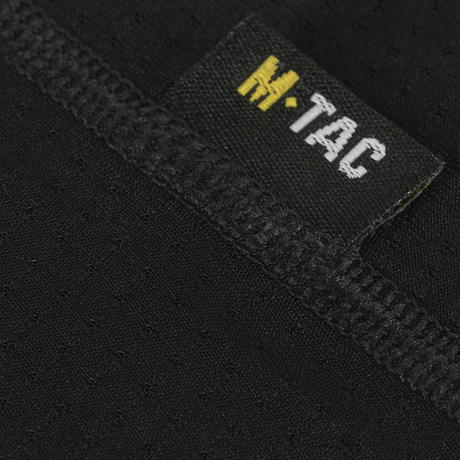 Nærbillede af stoffet og etiketten på M-Tac Athletic Tactical Gen.II T-shirt – funktionel t-shirt i sort materiale.
