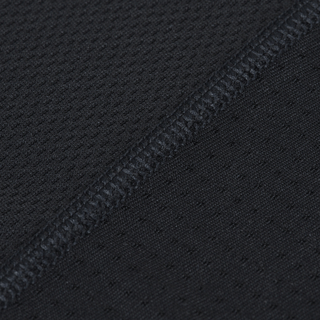 Nærbillede af materialet på M-Tac Athletic Tactical Gen.II T-shirt – funktionel t-shirt, viser slidstærk syning og perforeret stof.