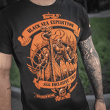 M-Tac T-shirt Black Sea Expedition med unikt orange print, ideel til jagt og sport, fremhæver muskelkonturer og sikrer komfort.