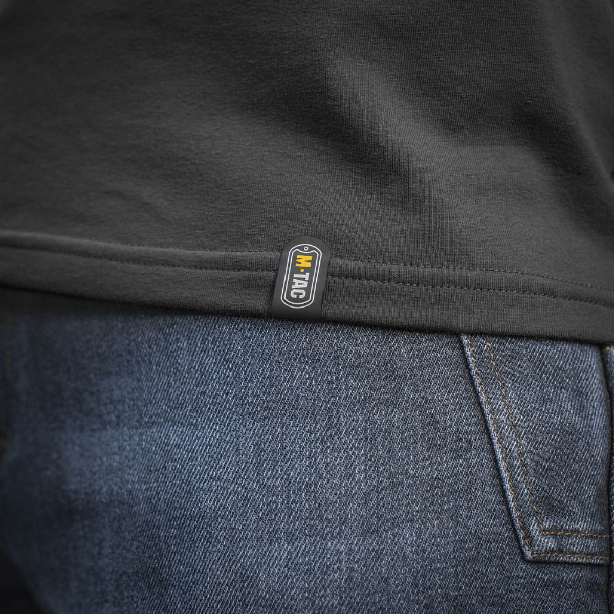 M-Tac Raglan T-Shirt 93/7 i sort set bagfra, viser t-shirten's kvalitet og pasform med mærket synligt ved sømmen.