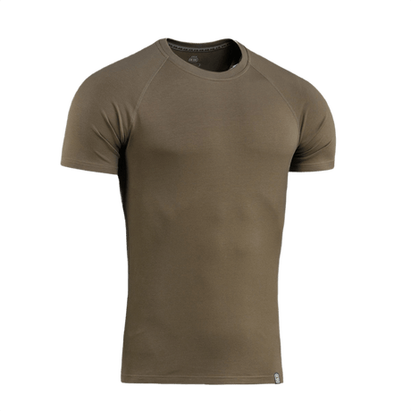 M-Tac Raglan T-Shirt 93/7 i olivengrøn med raglanærmer, lavet af 93% bomuld og 7% elastan for optimal komfort og åndbarhed.