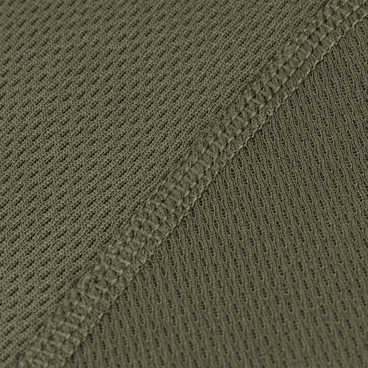 Detalje af M-Tac T-Shirt Raglan Sweat-Wicking Tactical Summer stof og syninger, der fremhæver kvalitet og komfort.