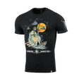 M-Tac T-Shirt Surf Club med design af soldat på surfbræt og helikoptere, inspireret af ukrainske specialoperationer og surfscener.