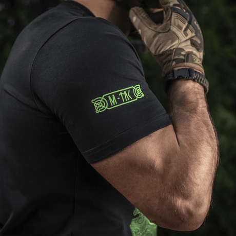 M-Tac T-Shirt Night Vision set fra siden med detalje af logo, designet med Odin og "Valhalla Calling" tekst, i blød bomuldsblanding.