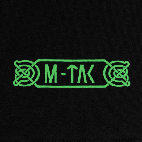 Nærbillede af M-Tac T-Shirt Night Vision logo i grøn nordisk stil, inspireret af Odins mytologi, på en sort baggrund.