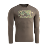 M-Tac T-Shirt Logo Long Sleeve i camouflage med ikonisk logo og slogan, velegnet til hverdag og taktiske aktiviteter, frontvisning.